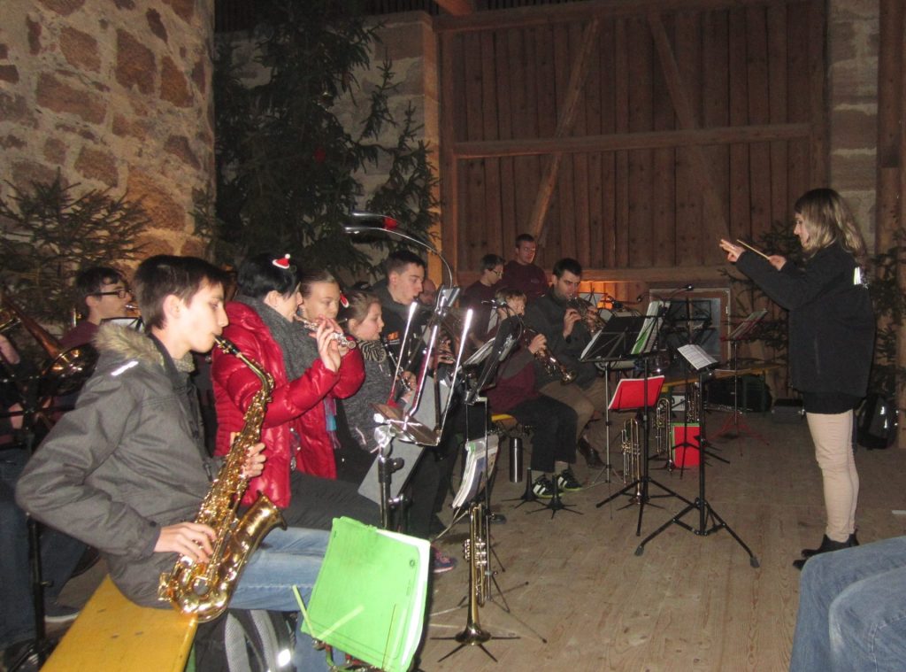 Unser Nachwuchs: Junge Musikerinenn und Musiker spielen zusammen, zu sehen sind Holz- und Blechblasinstrumente