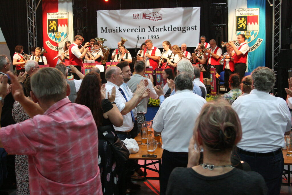 Die Stimmung war gut, als die Dorfmusik Rugendorf auftrat