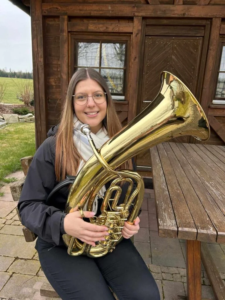 Christina Purucker vom Musikverein stolz mit ihrem neuen Instrument: einem Baritonhorn